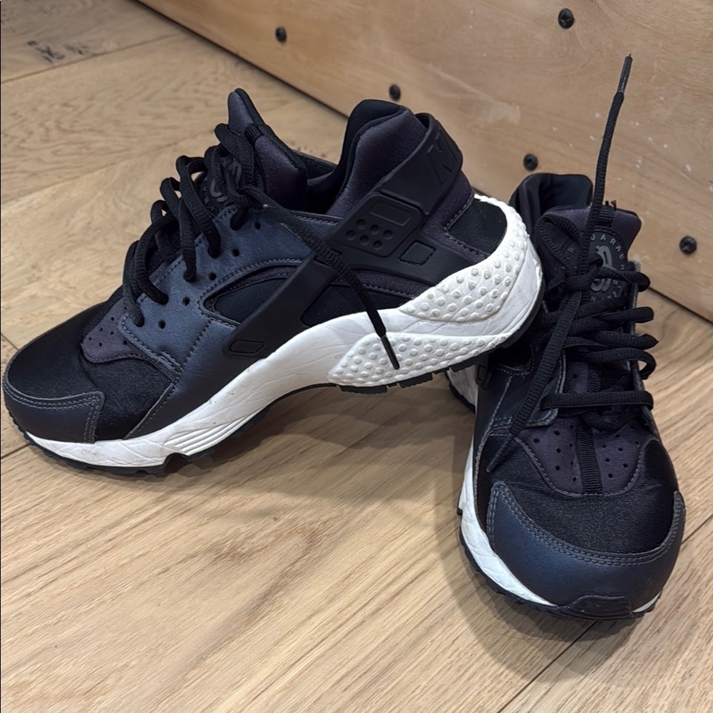 Nike Air Huarache Black and White Sneakers size 8 like new